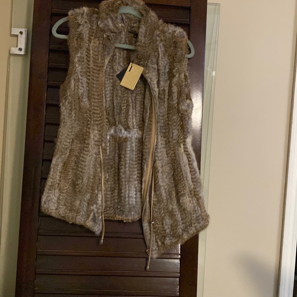 Rabbit fur vest never draw strung. Zip up - Picture 1 of 1